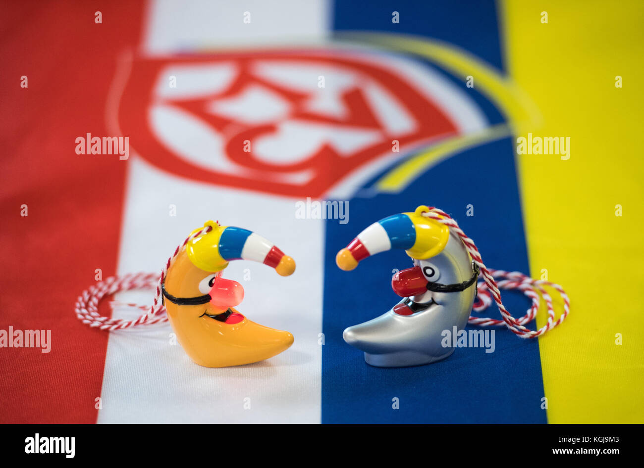 Die Prozessionsabzeichen für den Mainzer Karneval 2018 fotografiert auf einer Fahne mit den Farben des Karnevals und dem Logo des Mainzer Karnevalsvereins (MCV) in Mainz, 08. November 2017. Der MCV führte das Design der neuen Prozessionsabzeichen ein, ein Mond mit roter Nase und Narrenmütze, der zu dem Motto des Karnevals 2018 passt: „So wie der Mond die Nacht erleuchtet, leuchtet der Mainzer Karneval sein Licht auf die Welt“. Die Prozessionsabzeichen sind in zwei Präsentationen erhältlich. Die silberne Version spielt Margit Sponheimers Karnevalslied „am Rosenmontag bin ich geboren“ wieder. Stockfoto Die Prozessionsabzeichen für den Mainzer Karneval 2018 fotografiert auf einer Fahne mit den Farben des Karnevals und dem Logo des Mainzer Karnevalsvereins (MCV) in Mainz, 08. November 2017. Der MCV führte das Design der neuen Prozessionsabzeichen ein, ein Mond mit roter Nase und Narrenmütze, der zu dem Motto des Karnevals 2018 passt: „So wie der Mond die Nacht erleuchtet, leuchtet der Mainzer Karneval sein Licht auf die Welt“. Die Prozessionsabzeichen sind in zwei Präsentationen erhältlich. Die silberne Version spielt Margit Sponheimers Karnevalslied „am Rosenmontag bin ich geboren“ wieder. Stockfoto