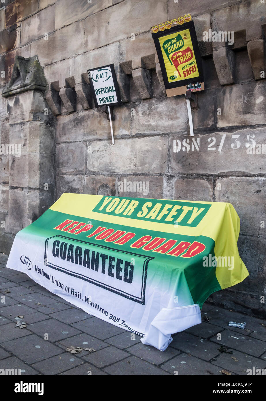 Middlesbrough, UK. 8 Nov, 2017. RMT Union offizielle Picket außerhalb Middlesbrough station am Mittwoch morgen über Personal- und vorgeschlagenen Treiber - nur Züge. Eine reduzierte Service, die von den Managern betrieben, siehe Northern Line einen begrenzten Zeitplan am Mittwoch. Credit: ALAN DAWSON/Alamy leben Nachrichten Stockfoto