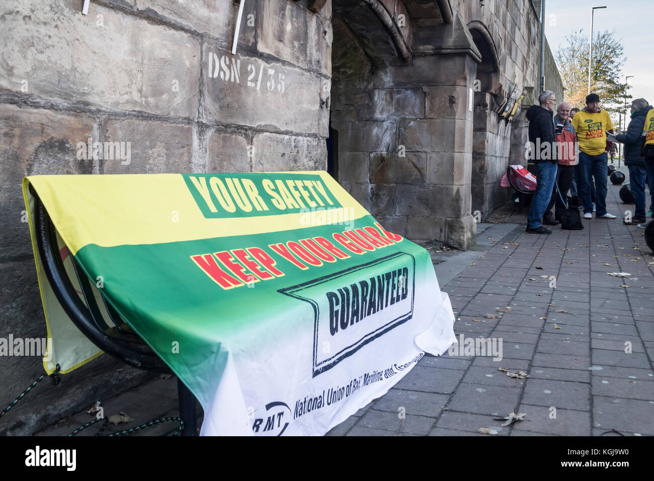 Middlesbrough, UK. 8 Nov, 2017. RMT Union offizielle Picket außerhalb Middlesbrough station am Mittwoch morgen über Personal- und vorgeschlagenen Treiber - nur Züge. Eine reduzierte Service, die von den Managern betrieben, siehe Northern Line einen begrenzten Zeitplan am Mittwoch. Credit: ALAN DAWSON/Alamy leben Nachrichten Stockfoto