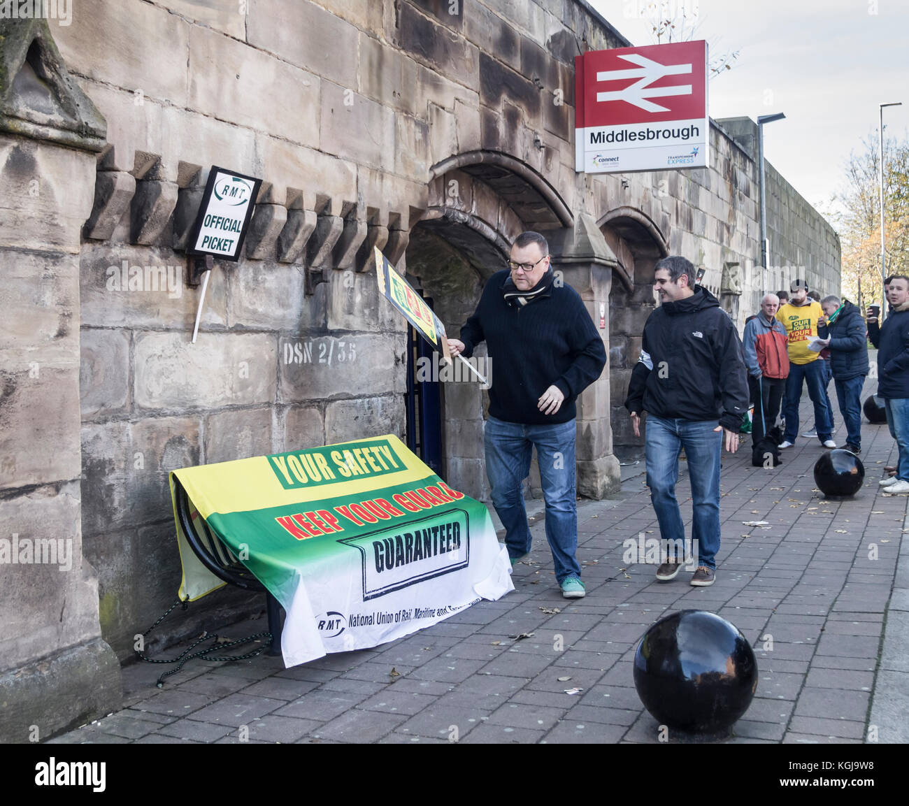 Middlesbrough, UK. 8 Nov, 2017. RMT Union offizielle Picket außerhalb Middlesbrough station am Mittwoch morgen über Personal- und vorgeschlagenen Treiber - nur Züge. Eine reduzierte Service, die von den Managern betrieben, siehe Northern Line einen begrenzten Zeitplan am Mittwoch. Credit: ALAN DAWSON/Alamy leben Nachrichten Stockfoto