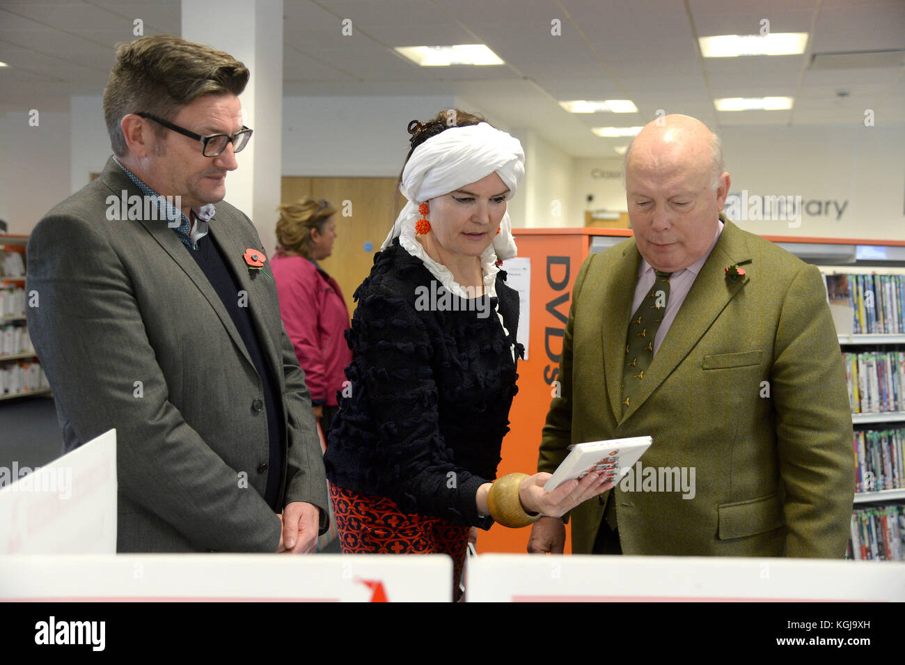 Julian fellowes öffnet eine Weihnachtskarte Liebe pop up Shop, Dorchester, Großbritannien, Jeremy lune (Chief Executive von Karten für gute Ursachen), Links, mit Emma und Julian fellowes Credit: finnbarr Webster/alamy leben Nachrichten Stockfoto