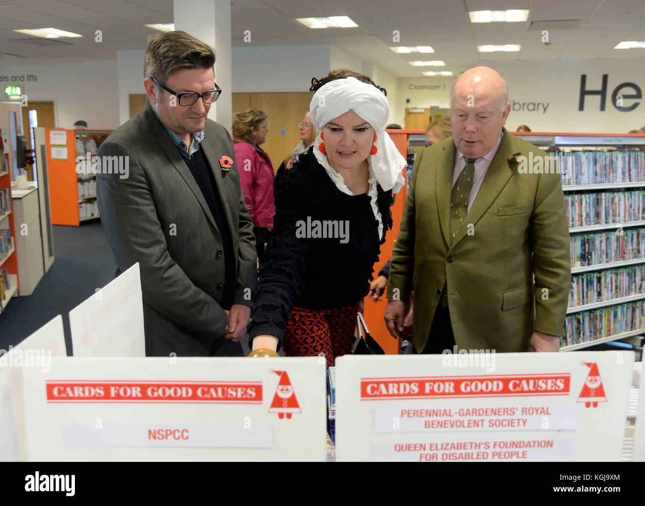 Julian fellowes öffnet eine Weihnachtskarte Liebe pop up Shop, Dorchester, Großbritannien, Jeremy lune (Chief Executive von Karten für gute Ursachen), Links, mit Emma und Julian fellowes Credit: finnbarr Webster/alamy leben Nachrichten Stockfoto