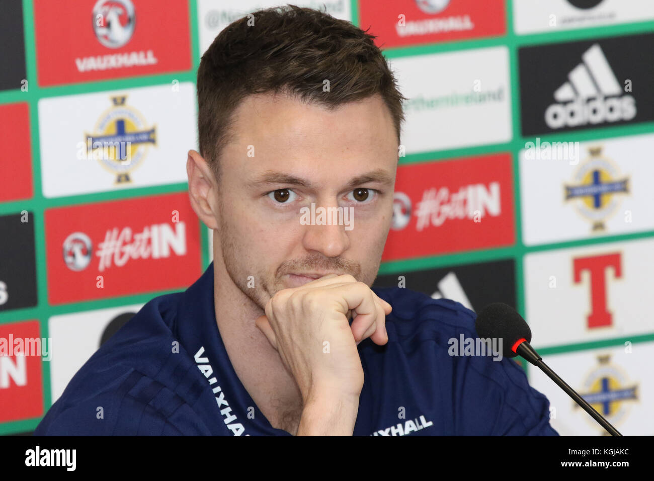 Belfast, UK. 08 Nov, 2017. Nationale Fußball-Stadion im Windsor Park von Belfast Nordirland. 08. November 2017. Nordirland defender Jonny Evans auf der heutigen Pressekonferenz. Nordirland spielen ihre WM-Play-off-Spiel (erste Etappe) gegen die Schweiz in Belfast, morgen Abend. Quelle: David Hunter/Alamy Leben Nachrichten. Quelle: David Hunter/Alamy leben Nachrichten Stockfoto