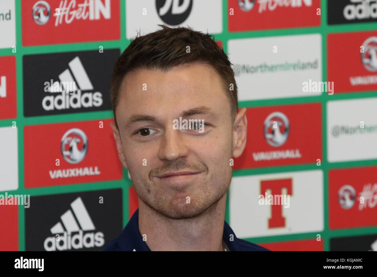 Belfast, UK. 08 Nov, 2017. Nationale Fußball-Stadion im Windsor Park von Belfast Nordirland. 08. November 2017. Nordirland defender Jonny Evans auf der heutigen Pressekonferenz. Nordirland spielen ihre WM-Play-off-Spiel (erste Etappe) gegen die Schweiz in Belfast, morgen Abend. Quelle: David Hunter/Alamy Leben Nachrichten. Quelle: David Hunter/Alamy leben Nachrichten Stockfoto