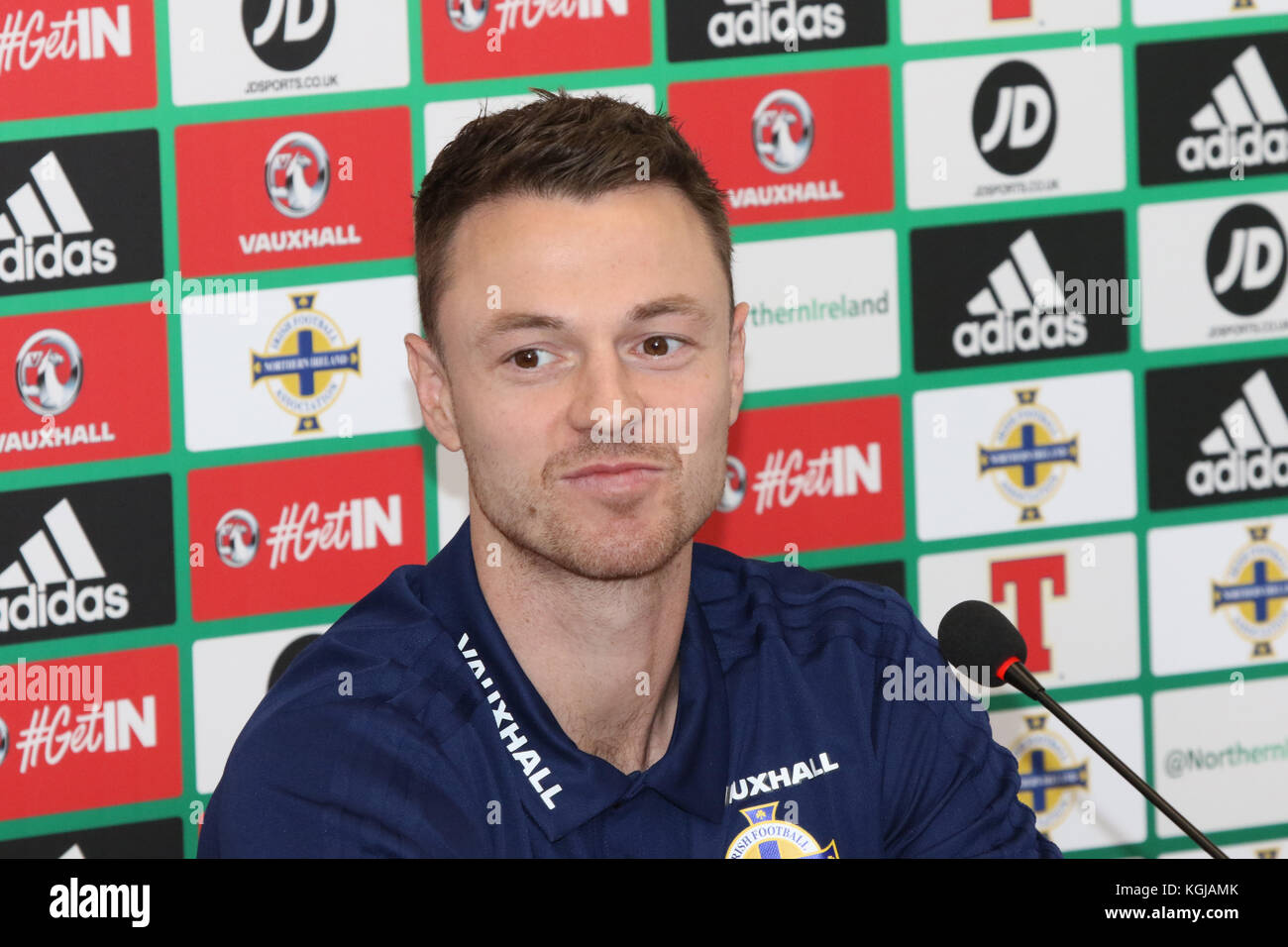 Belfast, UK. 08 Nov, 2017. Nationale Fußball-Stadion im Windsor Park von Belfast Nordirland. 08. November 2017. Nordirland defender Jonny Evans auf der heutigen Pressekonferenz. Nordirland spielen ihre WM-Play-off-Spiel (erste Etappe) gegen die Schweiz in Belfast, morgen Abend. Quelle: David Hunter/Alamy Leben Nachrichten. Quelle: David Hunter/Alamy leben Nachrichten Stockfoto