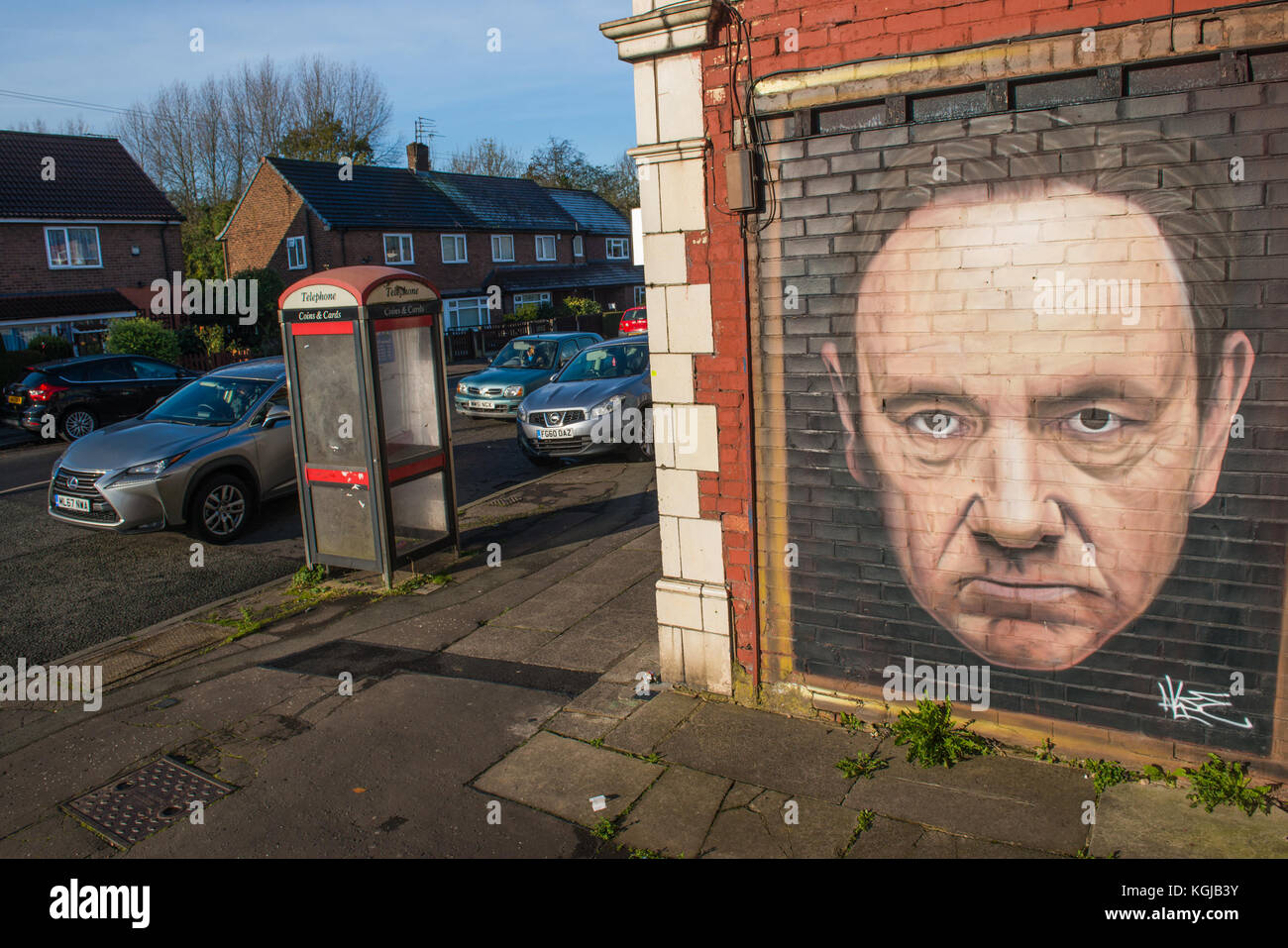 Manchester, Großbritannien. 08 Nov, 2017. Straße Kunstwerken, Schauspieler, US-amerikanischer Schauspieler, Regisseur, Produzent und Drehbuchautor Kevin Spacey im Stadtteil Burnage, Manchester, Vereinigtes Königreich, am Dienstag, den 7. November 2017 Credit: Matthew Wilkinson/Alamy leben Nachrichten Stockfoto