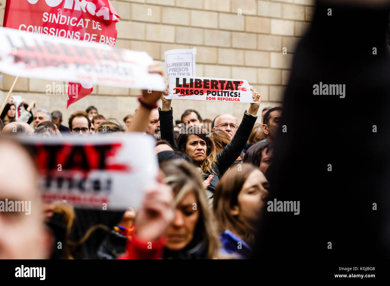 8. November 2017 - Barcelona, Barcelona, Spanien - Demonstranten, die während der Konzentration auf dem Sant Jaume's Square, Barcelona für die Freiheit politischer Gefangener aufriefen Quelle: Joan Gosa Badia/Alamy Stockfoto