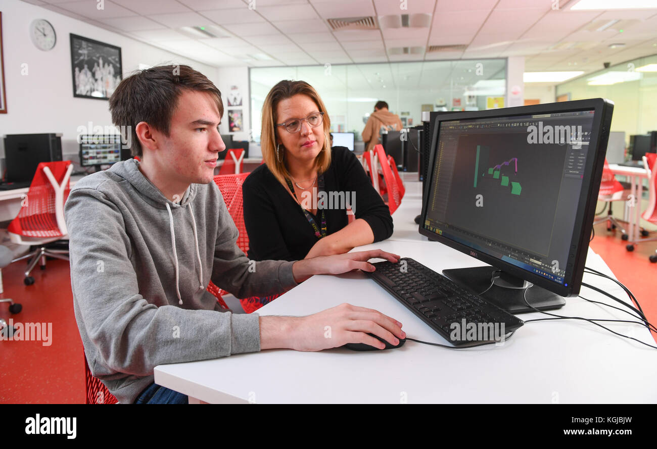Southampton England. Mittwoch, 8. November 2017. Jack ' Rizaar ' Parker kehrt zu seinem Studium zurück, das er mit der Videospielentwicklungslehrerin Debbie Avery am Totton College in Southampton, England, fotografiert hat, nachdem er aus Amerika zurückgekehrt war und beim Esports H1Z1 Twitch-Turnier in Long Beach, Kalifornien, unglaubliche 780.000 gewonnen hat. Der 19-Jährige, der Games Development am Totton College studiert, hat 75 der besten Spieler der Welt geschlagen und den größten Preis in der Geschichte von Esports gewonnen. PBWPIX/ Alamy Live-Nachrichten Stockfoto