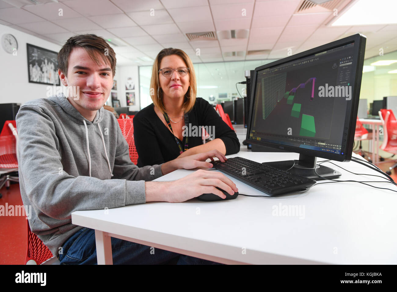 Southampton England. Mittwoch, 8. November 2017. Jack ' Rizaar ' Parker kehrt zu seinem Studium zurück, das er mit der Videospielentwicklungslehrerin Debbie Avery am Totton College in Southampton, England, fotografiert hat, nachdem er aus Amerika zurückgekehrt war und beim Esports H1Z1 Twitch-Turnier in Long Beach, Kalifornien, unglaubliche 780.000 gewonnen hat. Der 19-Jährige, der Games Development am Totton College studiert, hat 75 der besten Spieler der Welt geschlagen und den größten Preis in der Geschichte von Esports gewonnen. PBWPIX/ Alamy Live-Nachrichten Stockfoto