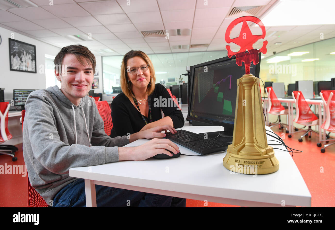 Southampton England. Mittwoch, 8. November 2017. Jack ' Rizaar ' Parker kehrt zu seinem Studium zurück, das er mit der Videospielentwicklungslehrerin Debbie Avery am Totton College in Southampton, England, fotografiert hat, nachdem er aus Amerika zurückgekehrt war und beim Esports H1Z1 Twitch-Turnier in Long Beach, Kalifornien, unglaubliche 780.000 gewonnen hat. Der 19-Jährige, der Games Development am Totton College studiert, hat 75 der besten Spieler der Welt geschlagen und den größten Preis in der Geschichte von Esports gewonnen. PBWPIX/ Alamy Live-Nachrichten Stockfoto