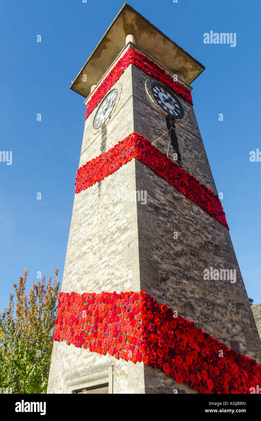 Der Glockenturm Kriegerdenkmal in der Mitte des Cotswold Stadt Nailsworth ist mit 7.000 gestrickte Roter Mohn Erinnerung Sonntag zu gedenken geschmückt. Stockfoto