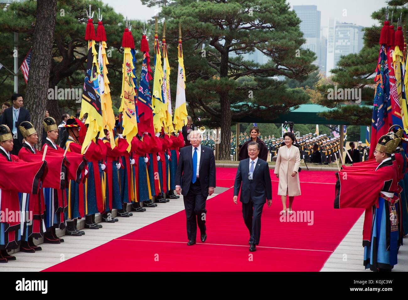 U. US-Präsident Donald Trump geht mit dem südkoreanischen Präsidenten Moon Jae-in, gefolgt von den First Ladies Melania Trump und Kim Jung-sook während der feierlichen Ankunftszeremonie vor dem Blauen Haus am 7. November 2017 in Seoul, Südkorea. Trump befindet sich auf dem zweiten Stopp eines 13-tägigen Schwungs durch Asien. Stockfoto