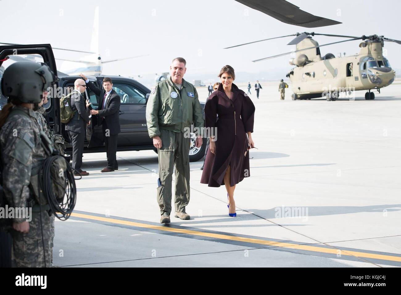 U. Die First Lady Melania Trump wird zu einem Hubschrauber begleitet, der sie zur U.S. Ambassadors Residence bringt, nachdem sie am 7. November 2017 an Bord der Air Force One in Osan Air Base angekommen ist. Trump befindet sich auf dem zweiten Stopp eines 13-tägigen Schwungs durch Asien. Stockfoto