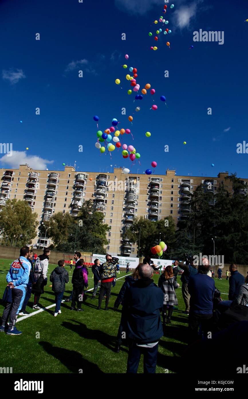 Neapel, Italien. 08 Nov, 2017 heute, am 8. November wurde in Neapel im Stadtteil scampia eingeweiht, für die Chronik des Krieges in der camorra bekannt, das zu den modernsten in der Stadt Neapel. Die Sportanlage wurde nach Antonio landiere benannt, einem jungen, behinderten Jungen, der unschuldig war der Camorra, die versehentlich in die Wut zwischen dem scissionists und der Clan von lauro getötet wurde. 8 Nov, 2017. Credit: zumapress/zuma Draht/alamy live news Credit: zuma Press, Inc./alamy leben Nachrichten Stockfoto