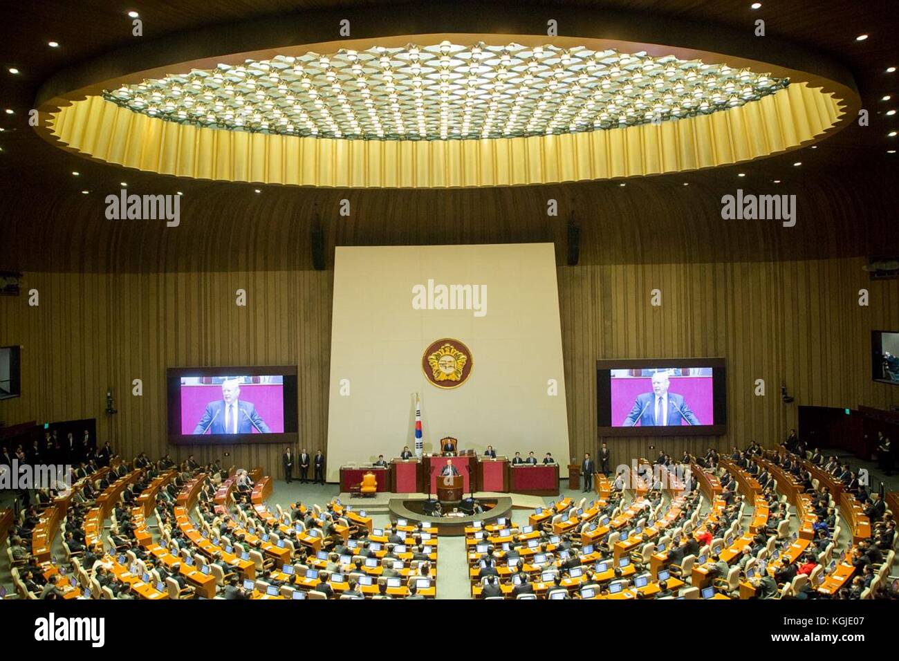Seoul, Südkorea . November 2017. U. US-Präsident Donald Trump hält eine Rede vor der südkoreanischen Nationalversammlung am 8. November 2017 in Seoul, Südkorea. Trump befindet sich auf dem zweiten Stopp eines 13-tägigen Schwungs durch Asien. Quelle: Planetpix/Alamy Live News Stockfoto