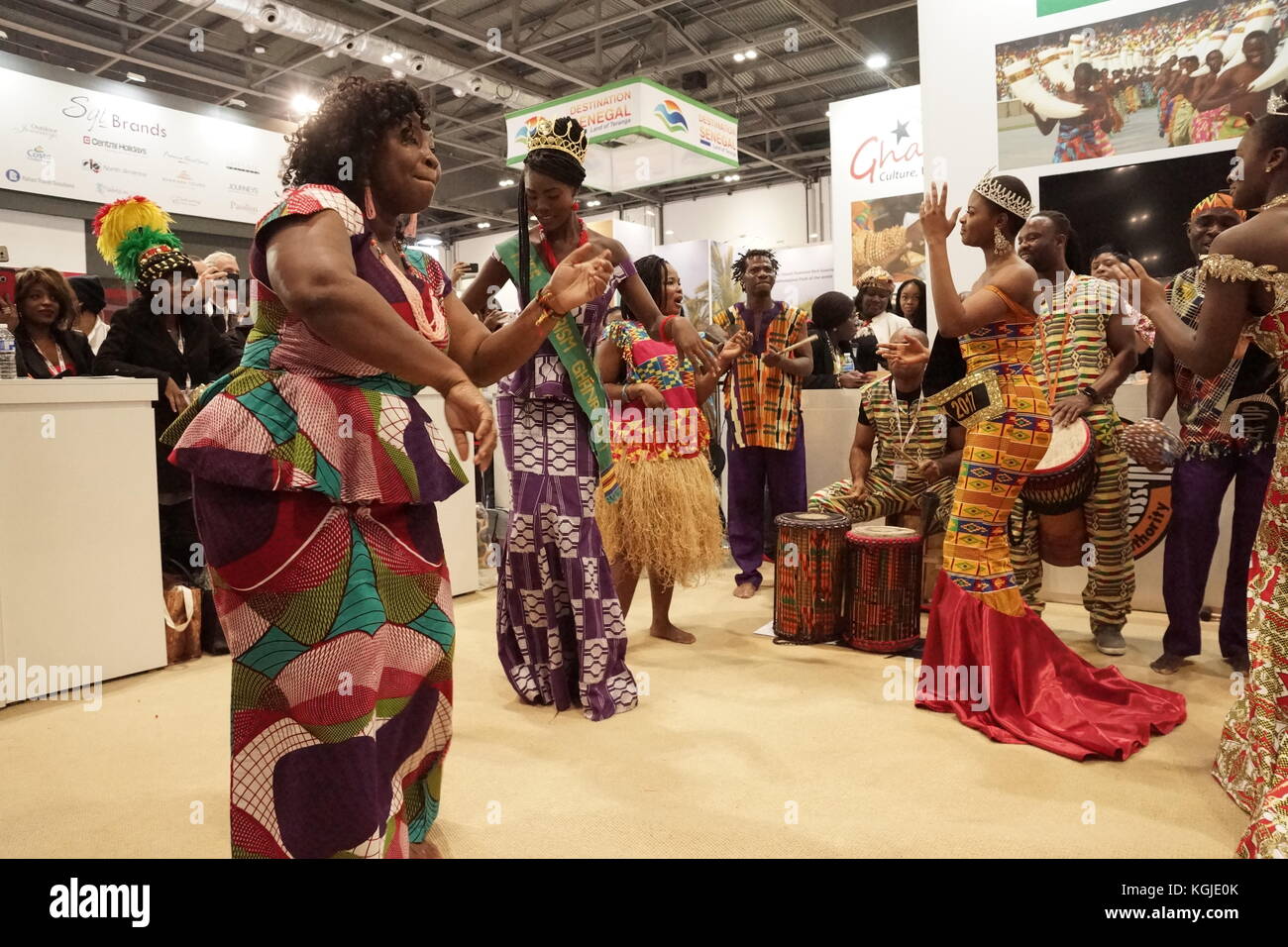 08. November 2017 in London, England. Ghana feiert World Travel Market im Stil. Ghana brachte am letzten Tag der Wtm 2017 zu einem spektakulären Finish mit Displays von Tanz, Akrobaten, Trommeln, Schönheit und Reden von der Hohe Kommissar für das Vereinigte Königreich, h. e. papa Owusu ankomah - und der Minister für Tourismus, hon Catherine afeku. © Peter Hogan/alamy leben Nachrichten Stockfoto