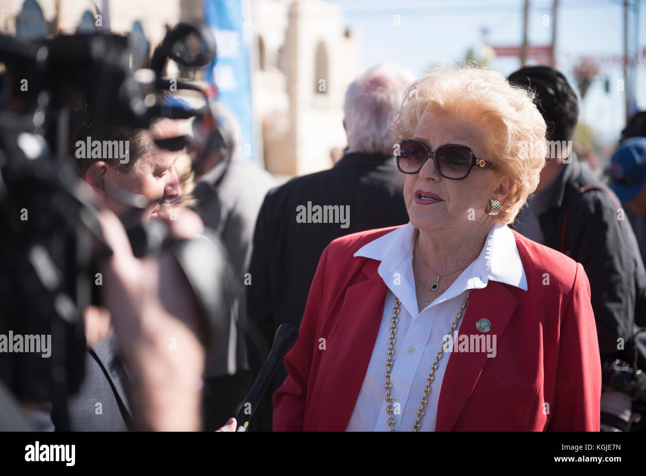 Las Vegas, USA. 08 Nov, 2017 Las Vegas, USA. 08 Nov, 2017. Las Vegas Bürgermeister carolyn Goodman gesehen wird während einer Demonstration für eine navya Arma autonome elektrische Shuttle auf der Fremont Street in der Innenstadt von Las Vegas, Nev., nov. 8, 2017. (Foto von Jason ogulnik) Credit: Jason ogulnik/alamy live news Credit: Jason ogulnik/alamy leben Nachrichten Stockfoto