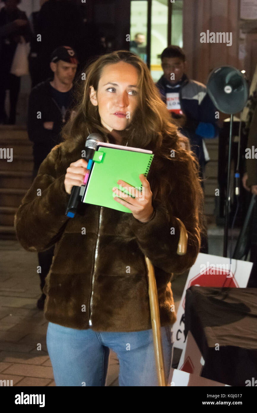 London, Großbritannien. 8. November 2017. Victoria Lebrec, ein Radfahrer, der hatte ein Bein amputiert nach einem Lkw überspringen nicht in ihr, um sie zu sehen, und am Anschlag tötet Radfahrer sterben spricht - in Mahnwache außerhalb Islington Rathaus und Jerome Roussel, der im Krankenhaus starb sieben Wochen nach Er war ein LKW schlagen, während Radfahren auf Pentonville Rd zu ehren, und deren Untersuchung, die heute eröffnet. Credit: Peter Marschall/Alamy leben Nachrichten Stockfoto