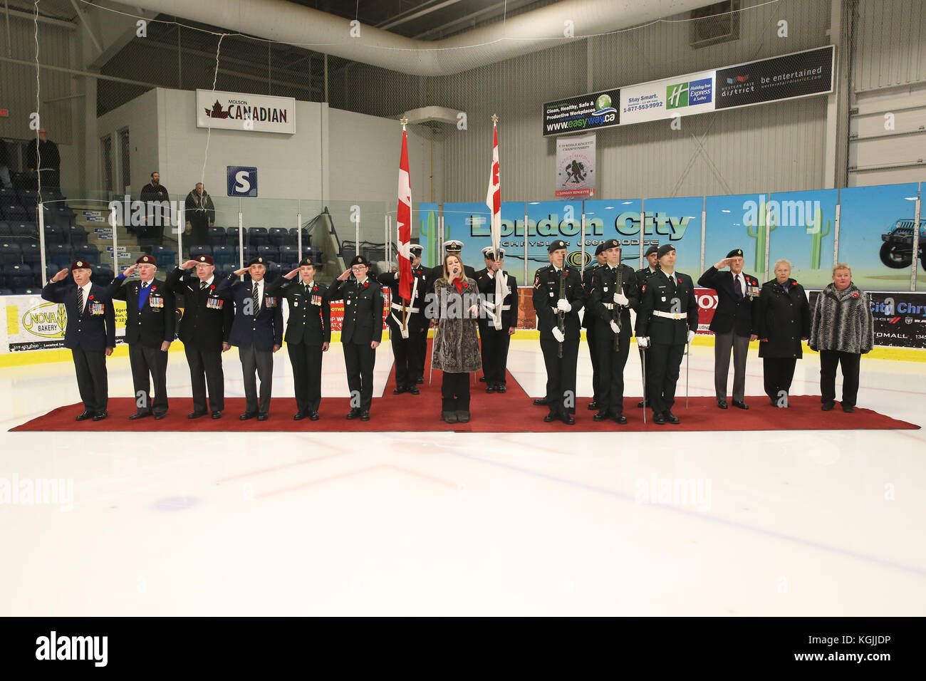 London, Ontario, Canad. 08 Nov, 2017. Die Streitkräfte wurden an der Western fair Sports Complex heute an der London Staatsangehörigen zu erfreuen. Fans wurden ermutigt, Rot zu tragen, um ihre Unterstützung zu zeigen. Die Londoner Staatsangehörigen verloren gerade Ihre 5. Spiel der Saison 5-4 zu den Strathroy Raketen. Die Angehörigen werden in den zweiten Platz in der Western Conference mit einem 12-5-0-1. London wird der hl. Thomas spielen Sterne neben, Freitag, 10.November 2017. Credit: Lukas Durda/Alamy leben Nachrichten Stockfoto