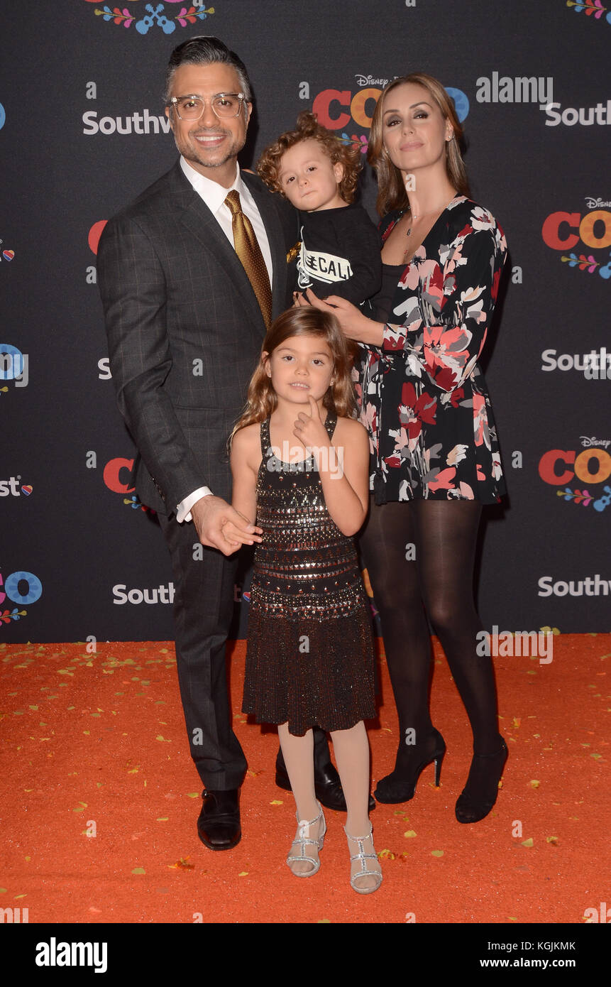 Los Angeles, Ca, USA. Nov. 2017. Jaime Camil, Heidi Balvanera, Elena Camil und Jaime Camil III kommen am 8. November 2017 in Los Angeles, Kalifornien, in Disney Pixars 'Coco'-Premiere im El Capitan Theatre an. Gutschrift: David Edwards/Media Punch/Alamy Live News Stockfoto