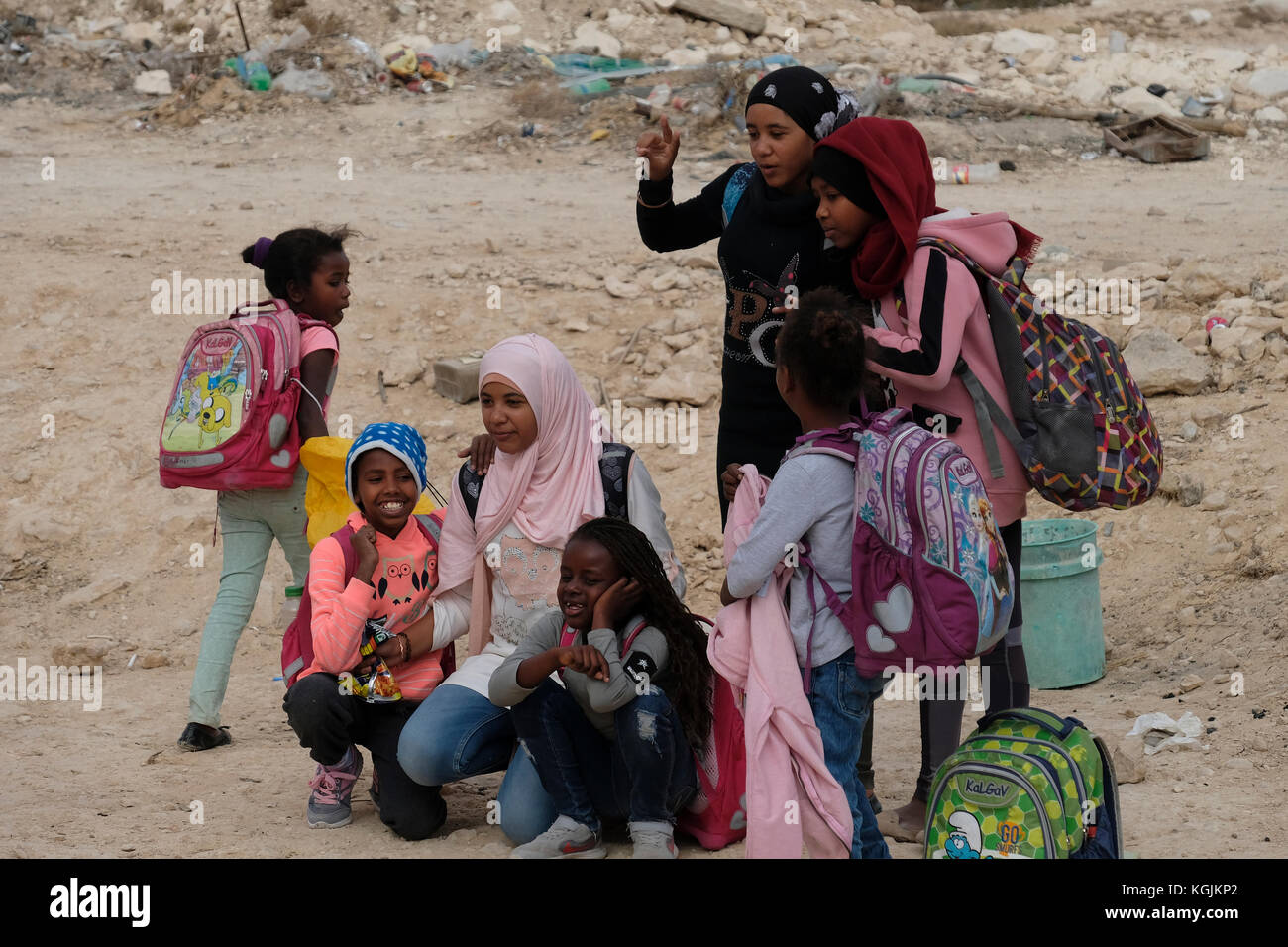 Wüste Negev, Israel. 08 Nov, 2017. Bedouin Kinder im Wadi al-Na'am eine unbekannte Bedouin Village in der Wüste Negev im Süden Israels am 08. November 2018. Während die Polygamie in Israel seit 1977 verboten wurde, die Praxis ist, die im gesamten israelischen Beduinen Gemeinschaft. Fast 40 % der arabischen Familien in der Negev-wüste sind polygam, und die Polygamie ist oft auf die Frauen gezwungen. Credit: Eddie Gerald/Alamy leben Nachrichten Stockfoto