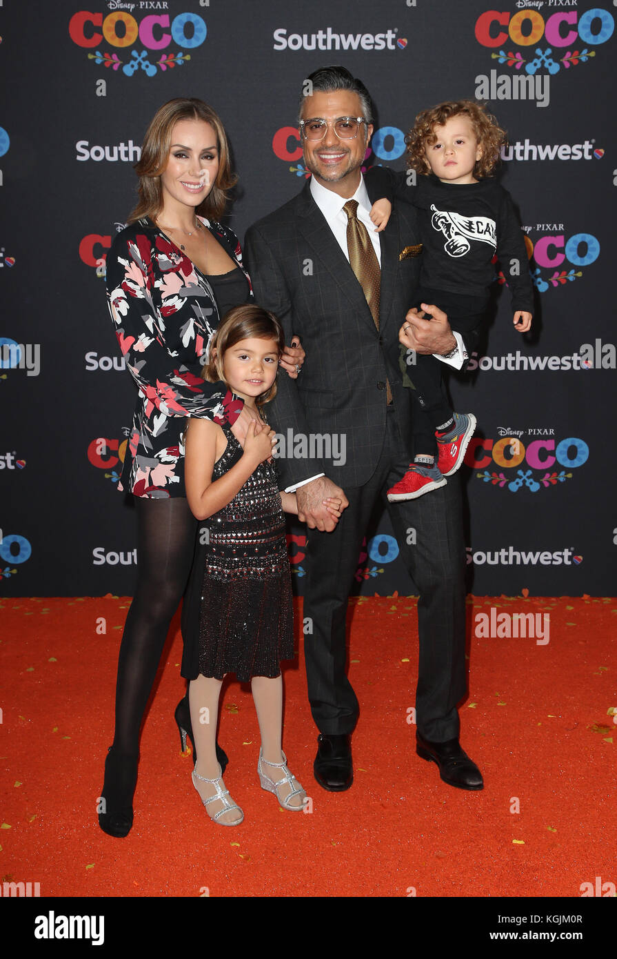 Hollywood, Ca. Nov. 2017. Jaime Camil, Heidi Balvanera, Elena Camil, Jaime (III) Camil, bei Der US-Premiere von Disney-Pixars "Coco" im El Capitan Theatre in Hollywood, Kalifornien am 8. November 2017. Kredit: Faye Sadou/Media Punch/Alamy Live News Stockfoto