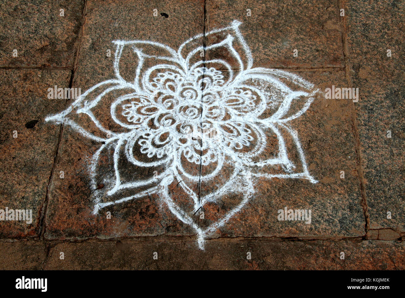 Geschickte rangoli Artwork mit weißem Stein Pulver Stockfoto