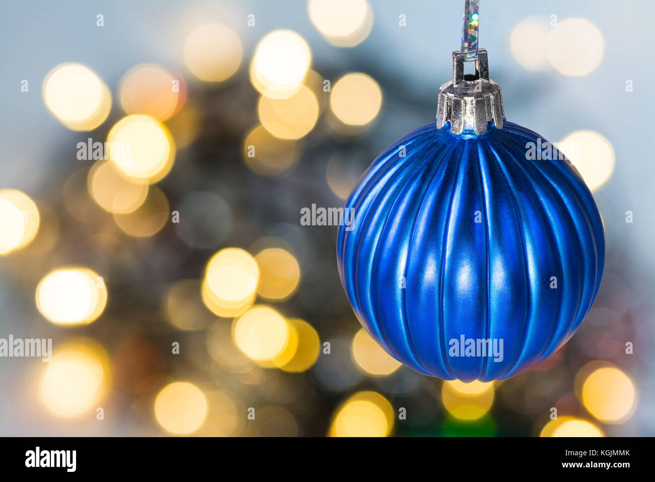 Detail der runde blaue Christbaumkugel auf unscharfen Hintergrund mit Bokeh. Romantische weihnachtliche Atmosphäre mit schönen dekorative Verzierung. Stockfoto