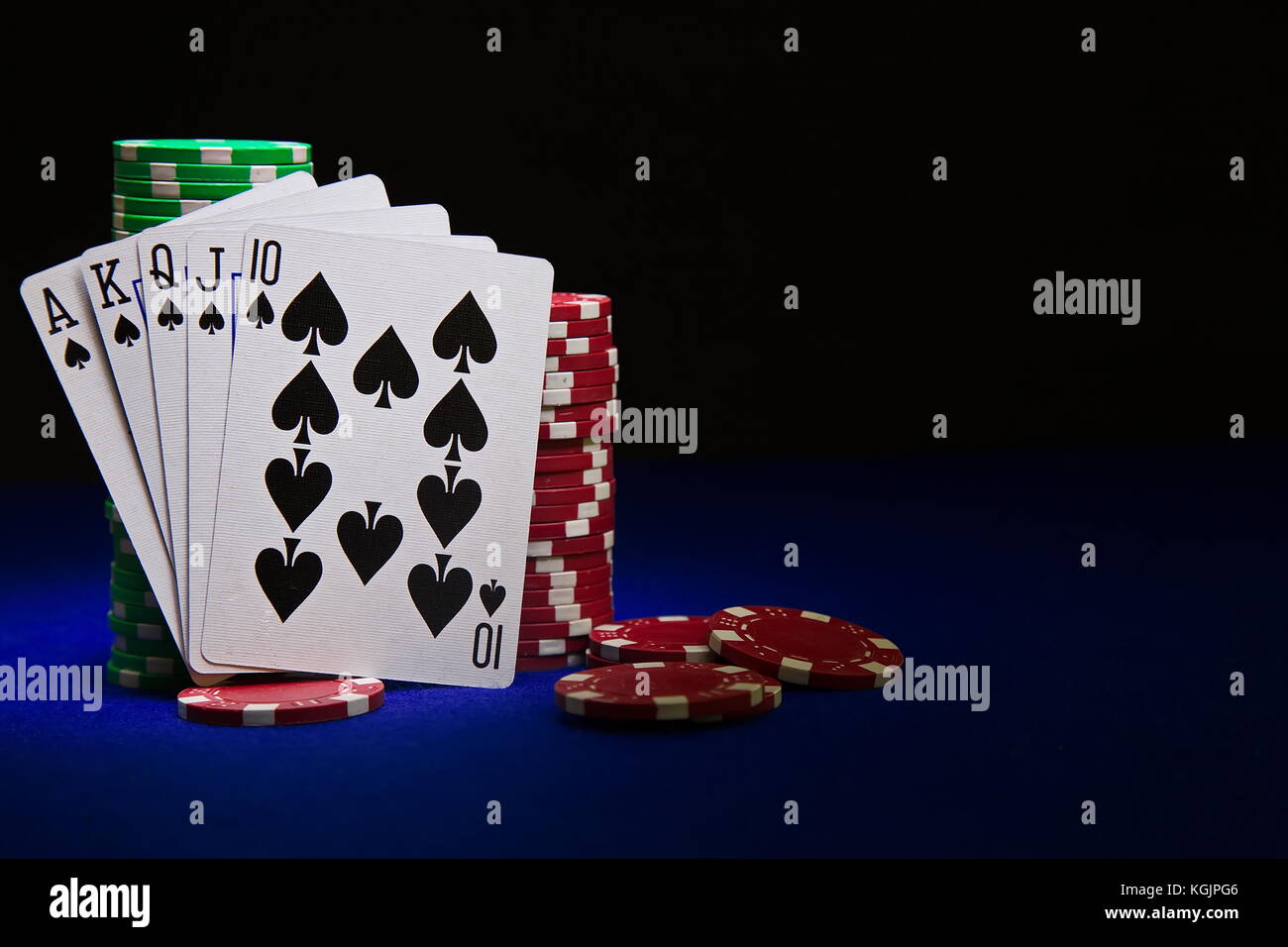Das beste Pokerblatt, Royal Flush mit Stuck von Chips Stockfoto