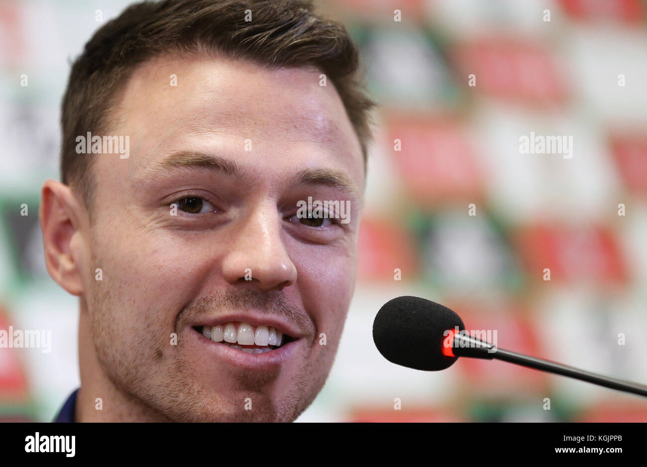 Der nordirische Jonny Evans bei der Pressekonferenz im Windsor Park, Belfast. DRÜCKEN Sie VERBANDSFOTO. Bilddatum: Mittwoch, 8. November 2017. Siehe PA Story SOCCER N Ireland. Bildnachweis sollte lauten: Brian Lawless/PA Wire. EINSCHRÄNKUNGEN: Nutzung unterliegt Einschränkungen. Nur für redaktionelle Zwecke. Keine kommerzielle Nutzung. Stockfoto