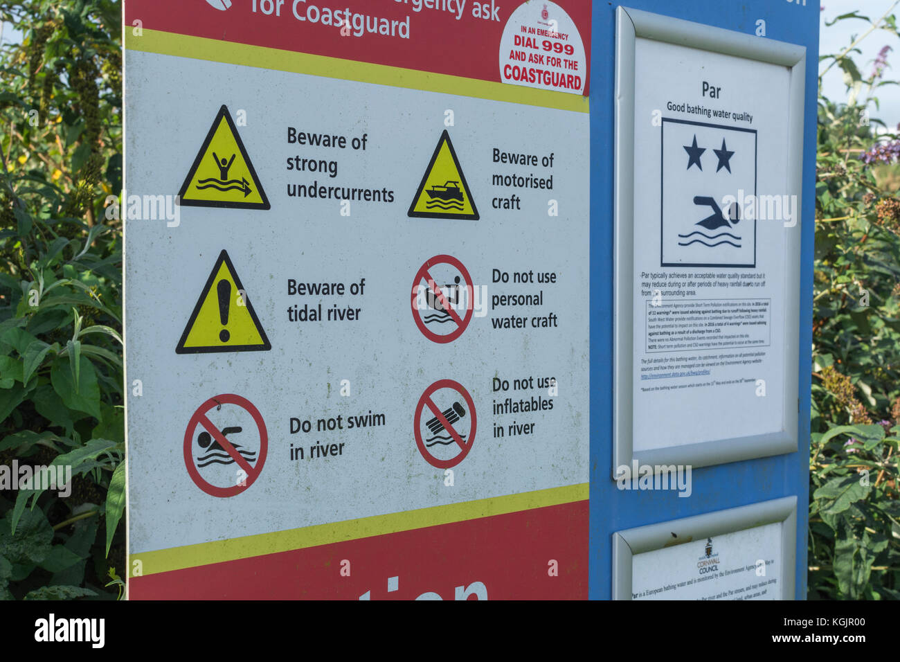 Gefahr Schwimmen Warnschilder am Par Beach in Cornwall. Öffentliche Warnzeichen, und nicht so sichere Metapher. Stockfoto