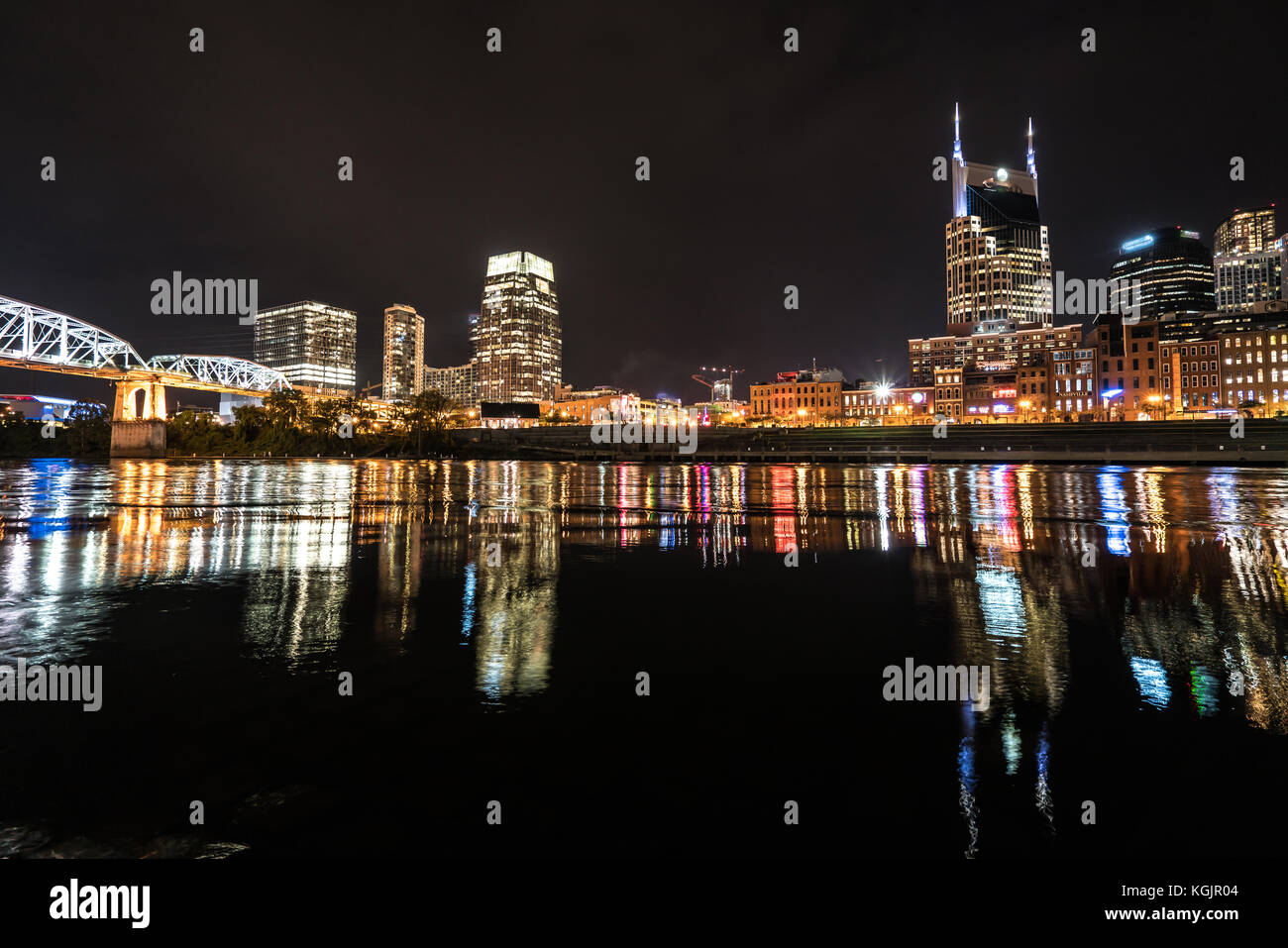 Nashville night skyline entlang des Cumberland River Stockfoto