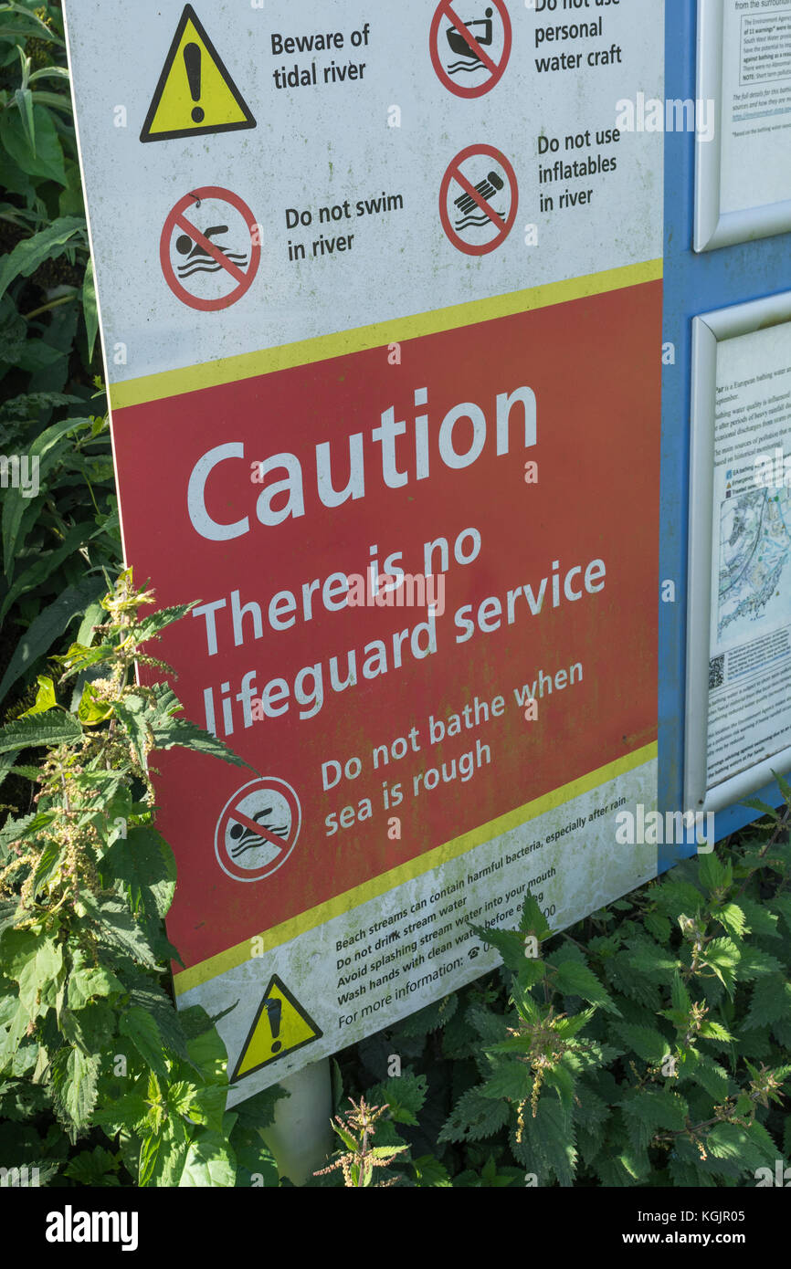 Schwimmen Gefahr Warnung Vorsicht bei Gleichheit Strand in Cornwall. Öffentliche Warnzeichen. Stockfoto