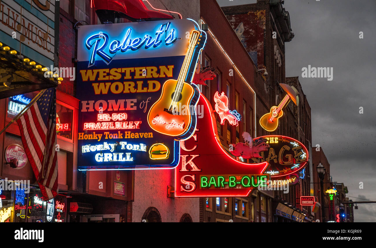 Nashville, TN-Okt 8: Neon Licht der Streifen am Broadway entlang am 8. Oktober 2017 in Nashville, Tennessee, USA Stockfoto