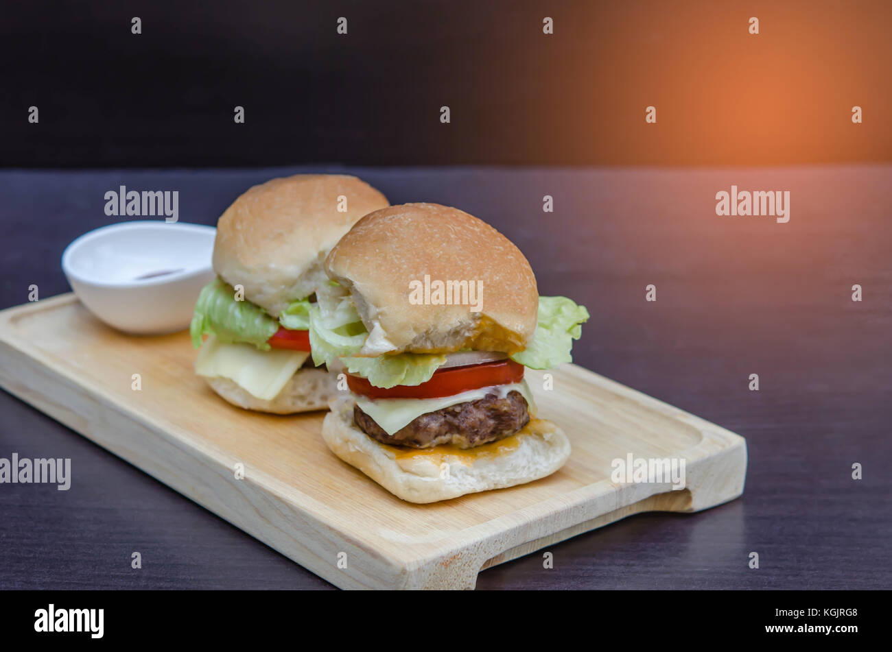 Leckere hausgemachte gourmet Käse Burger aus Rindfleisch mit frischen Zutaten auf Holz- Platten platziert Stockfoto