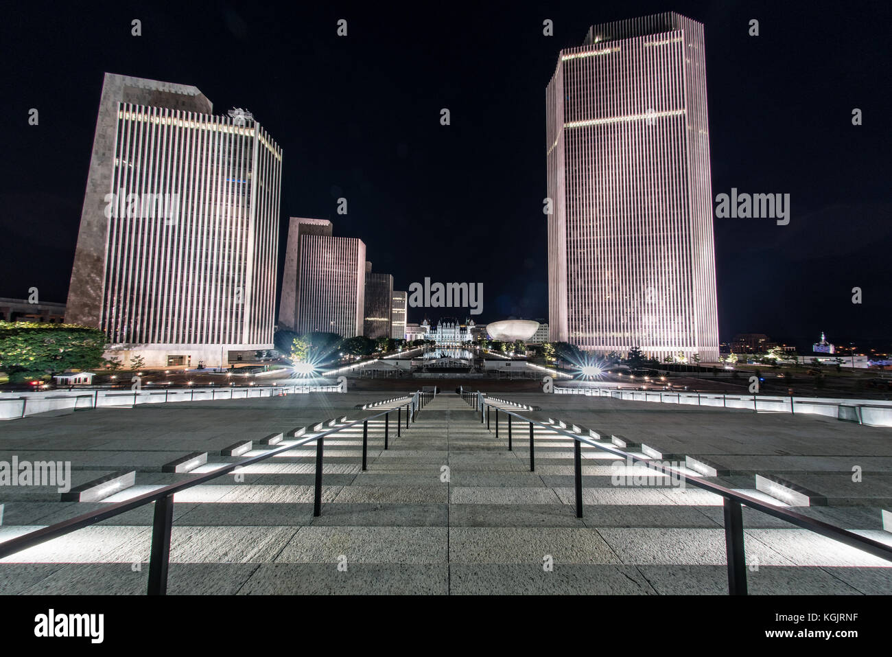Nacht auf dem Empire State Plaza mit Blick auf die Hauptstadt von New York in Albany, New York Stockfoto