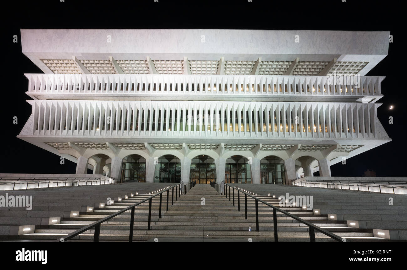 ALBANY, NY - 28. JUNI: New York State Museum auf der Empire State Plaza bei Nacht am 28. Juni 2017 Stockfoto