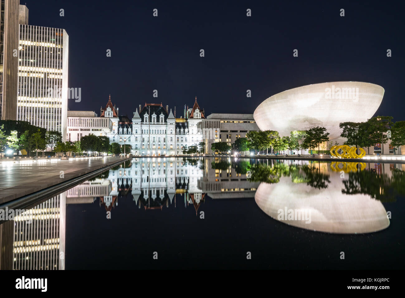 ALBANY, New York – 28. JUNI 2017: Empire State Plaza in Albany, New York. Der Komplex ist einer der schönsten und architektonisch beeindruckendsten Stockfoto