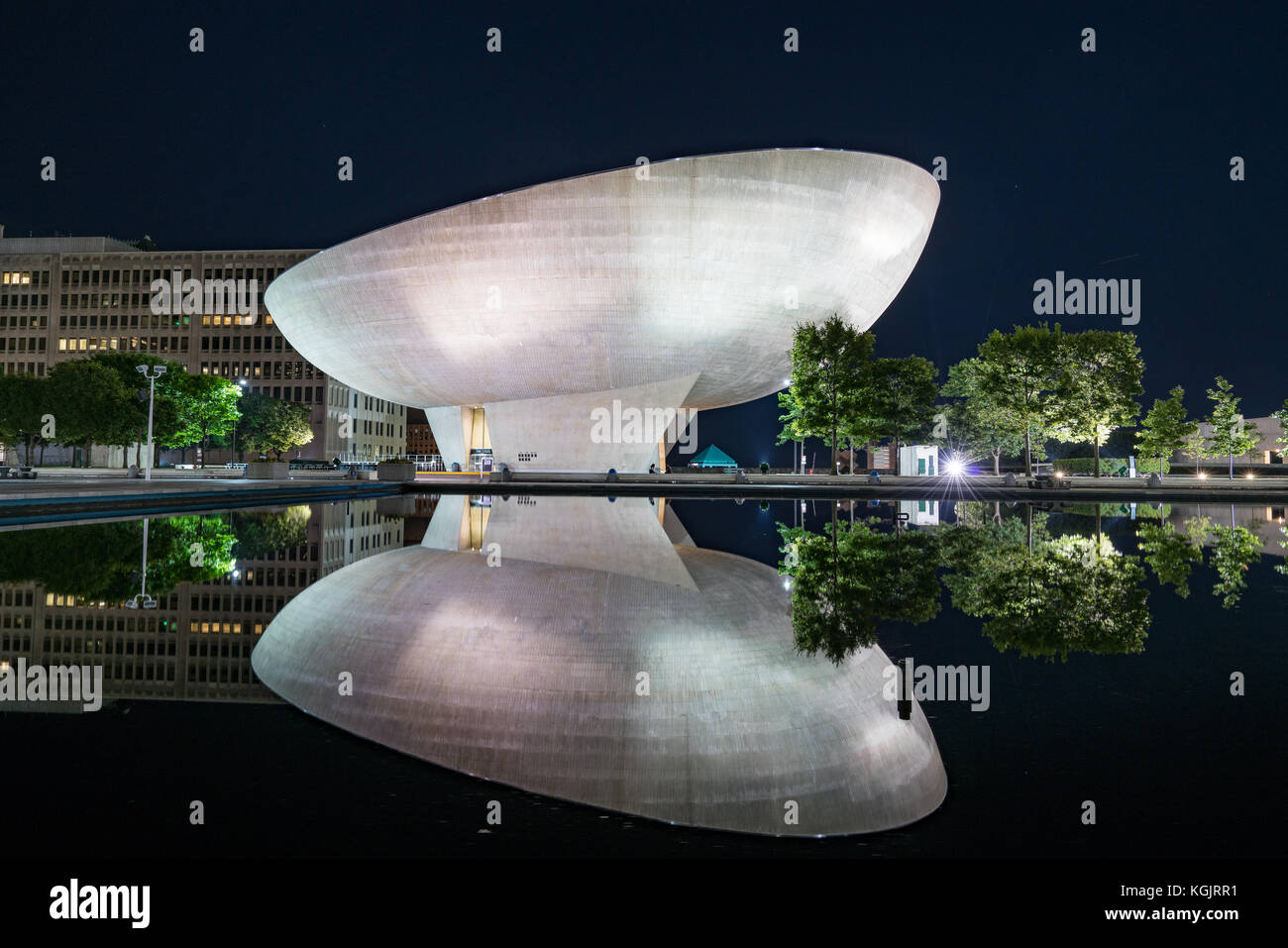 ALBANY, NY - 28. JUNI: The Egg Performing Arts Center am Empire State Plaza at Night am 28. Juni 2017 Stockfoto