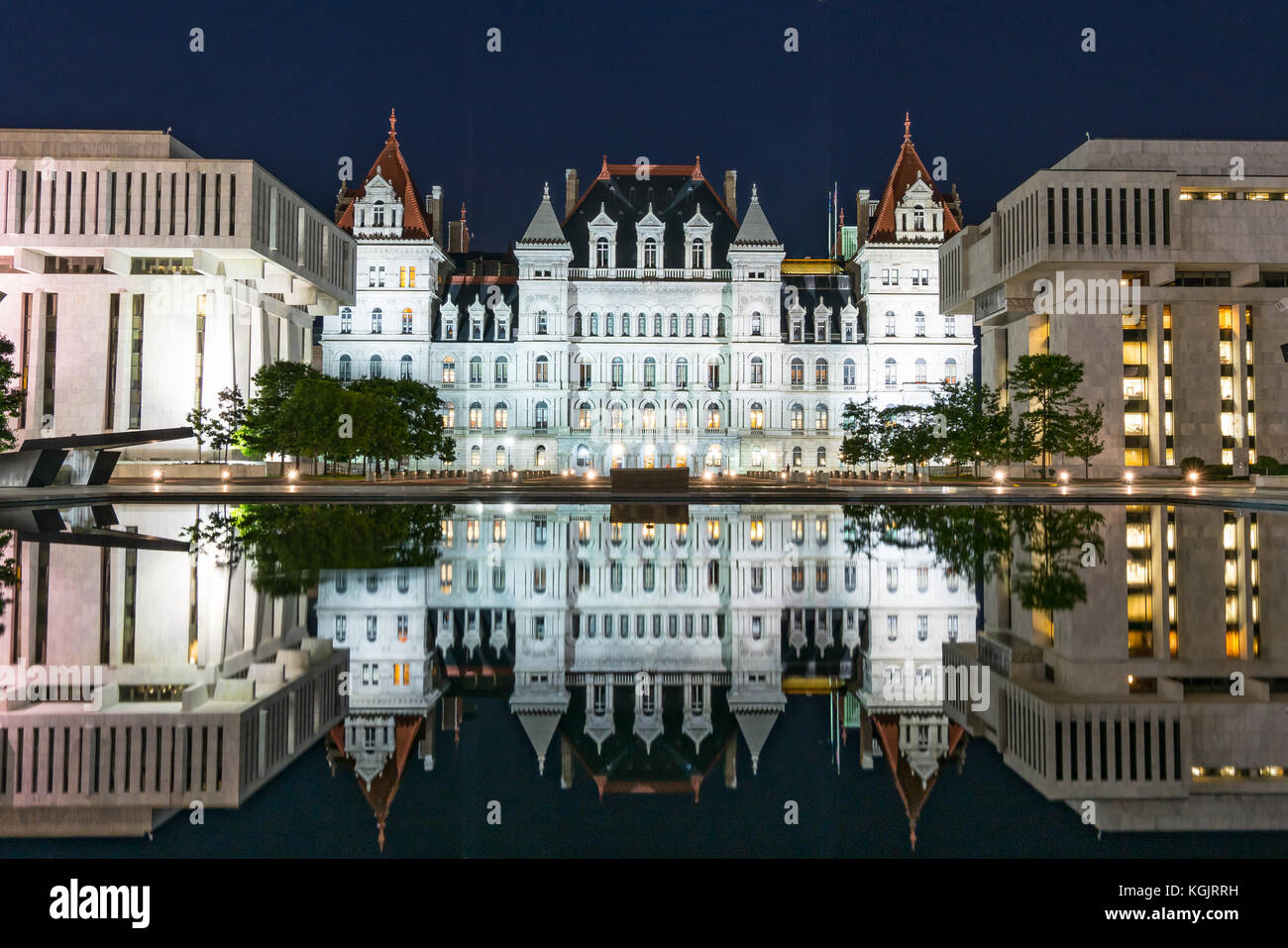 Reflexion von New York State Capitol Building auf der Empire State Plaza in new york Albany. Stockfoto