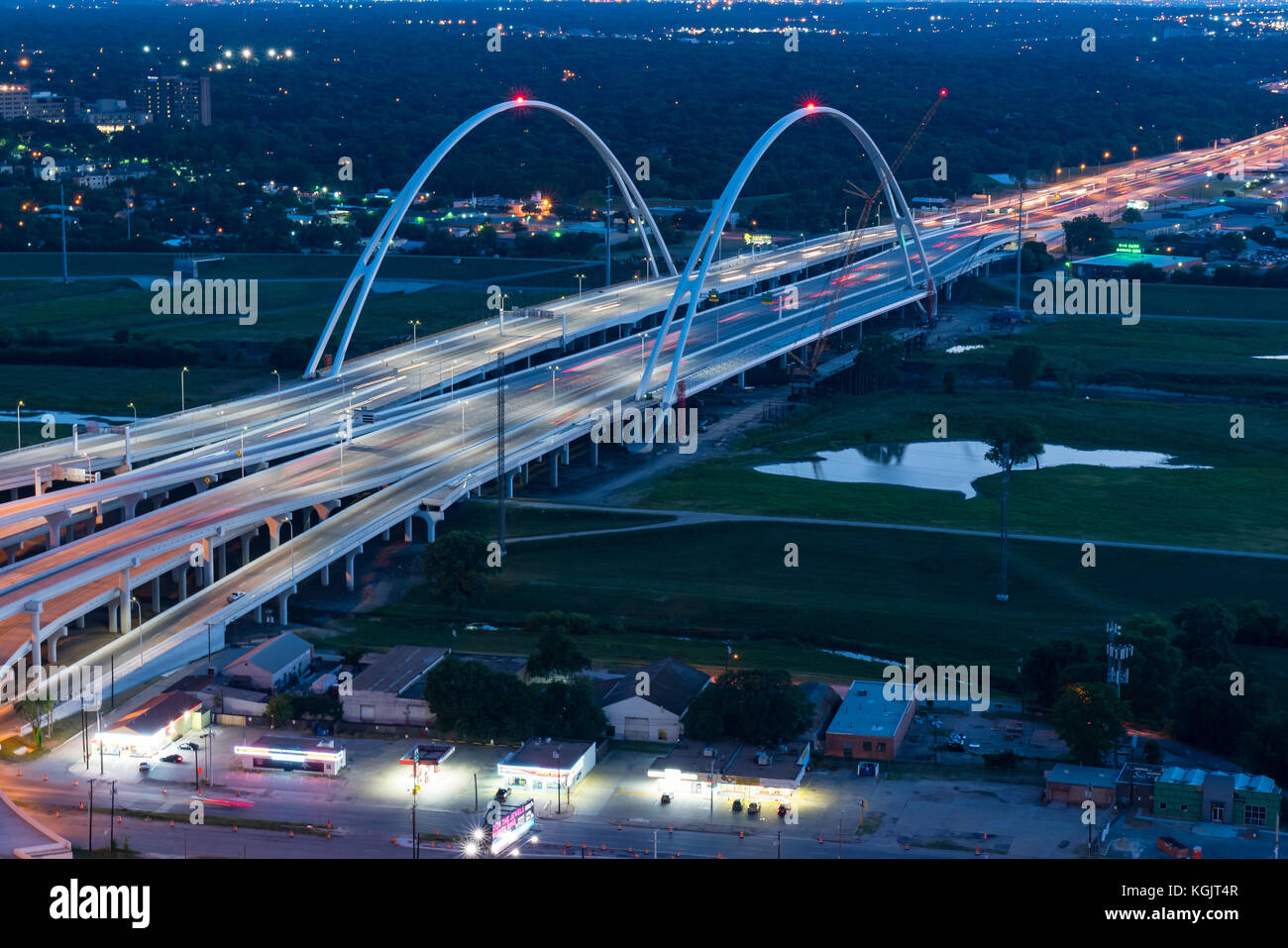 Dallas, Tx - 13. Mai 2017: Margaret mcdermott Brücke über die Trinity River bei Nacht auf der Interstate 30 in Dallas, Texas Stockfoto