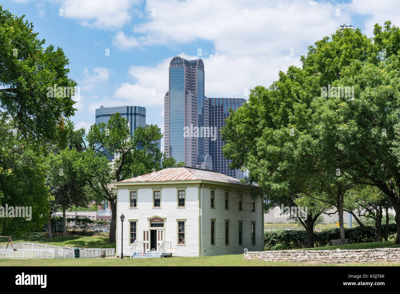 Dallas, Tx - 13. Mai 2017: Historische renner Schulgebäude in Dallas Heritage Village mit den Dallas City Skyline im Hintergrund. Stockfoto