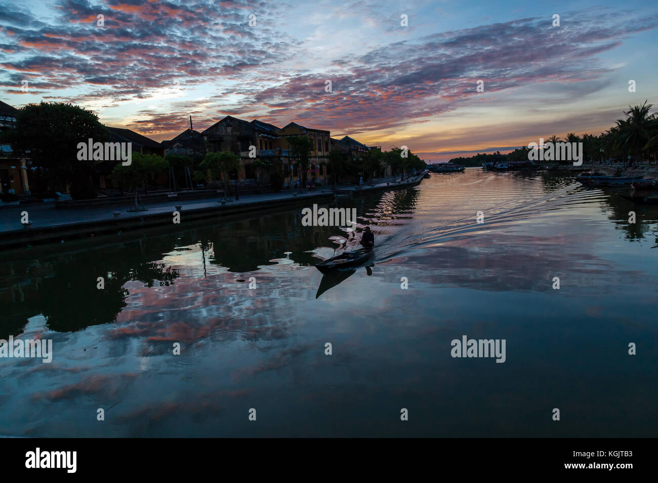 Am frühen Morgen Szene im Hoi An Altstadt Fluss Kanal. Vietnam. Stockfoto