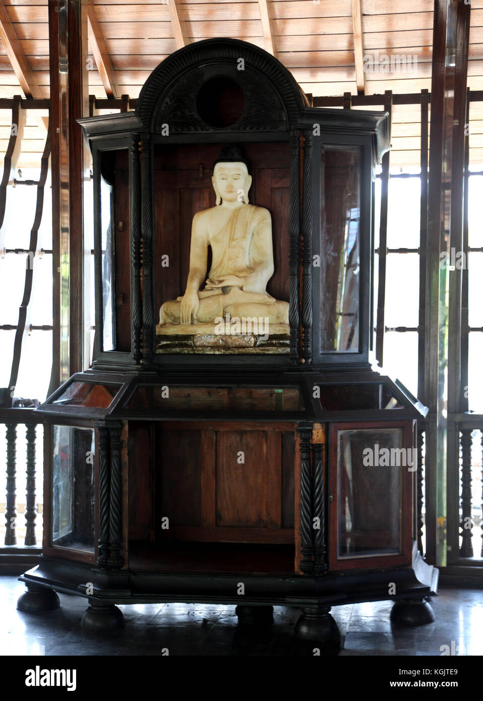 Seema Malaka Tempel Colombo Sri Lanka sitzender Buddha Statue in Bhumisparsa Mudra und in Padmasana Position eingerastet Stockfoto