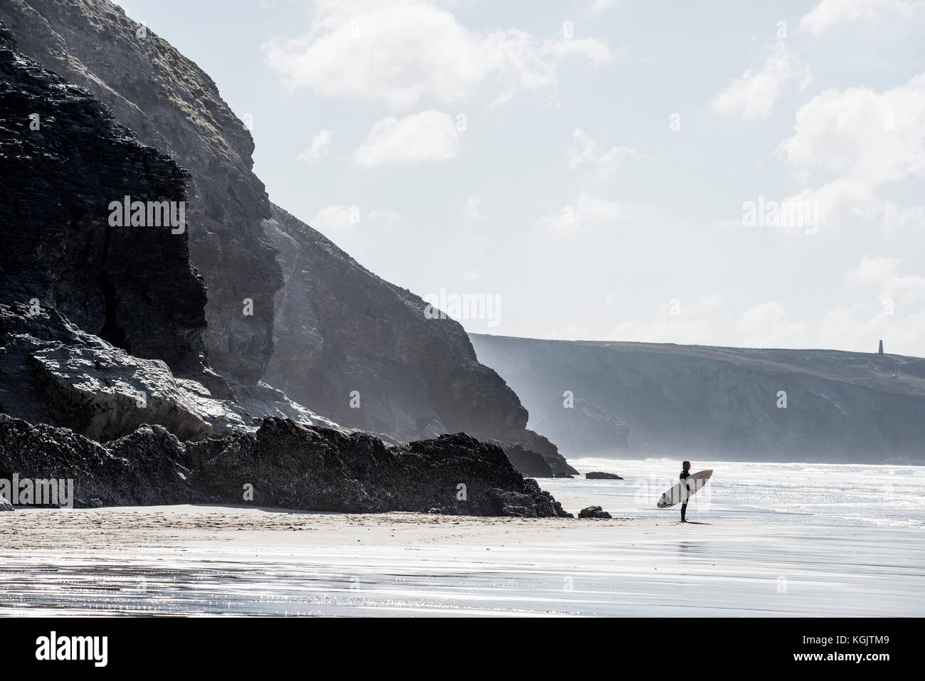 Der einsame Surfer am Strand mit Blick auf das Meer. Stockfoto