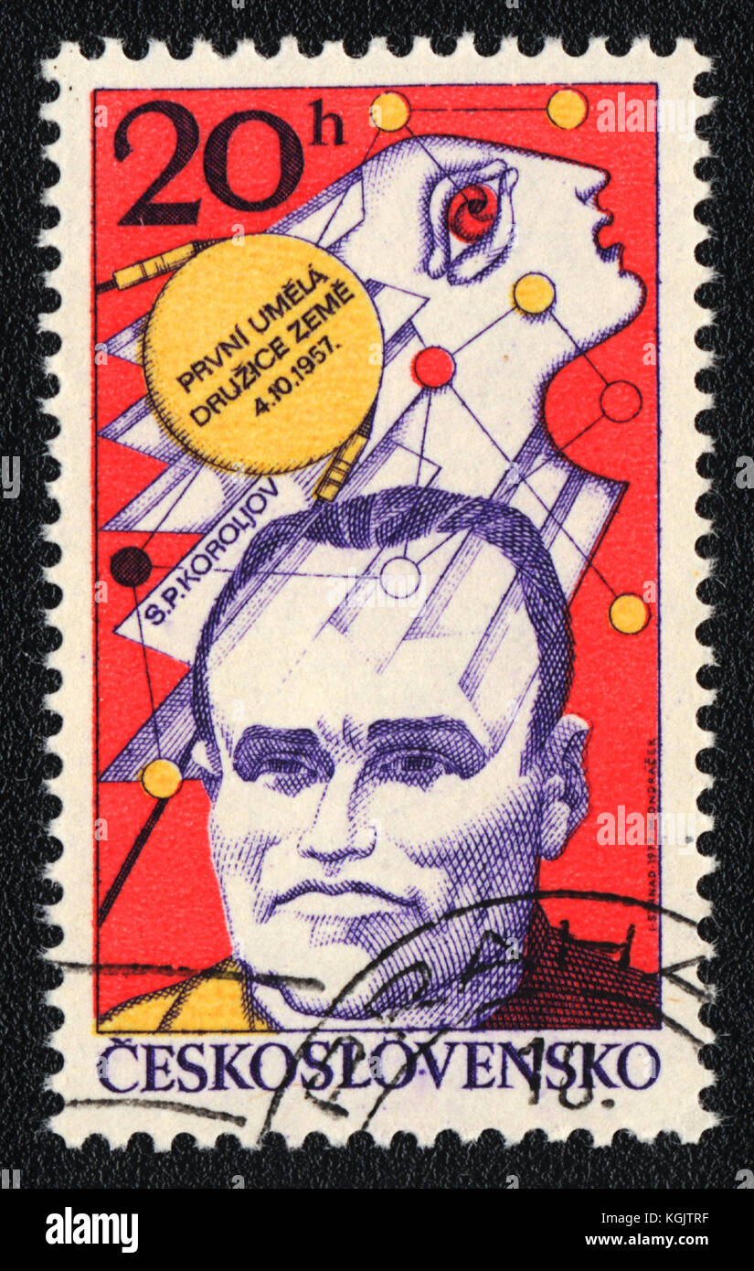 Eine Briefmarke in der Tschechoslowakei zeigt Sputnik 1, Portrait von koroljow gedruckt, ca. 1977 Stockfoto