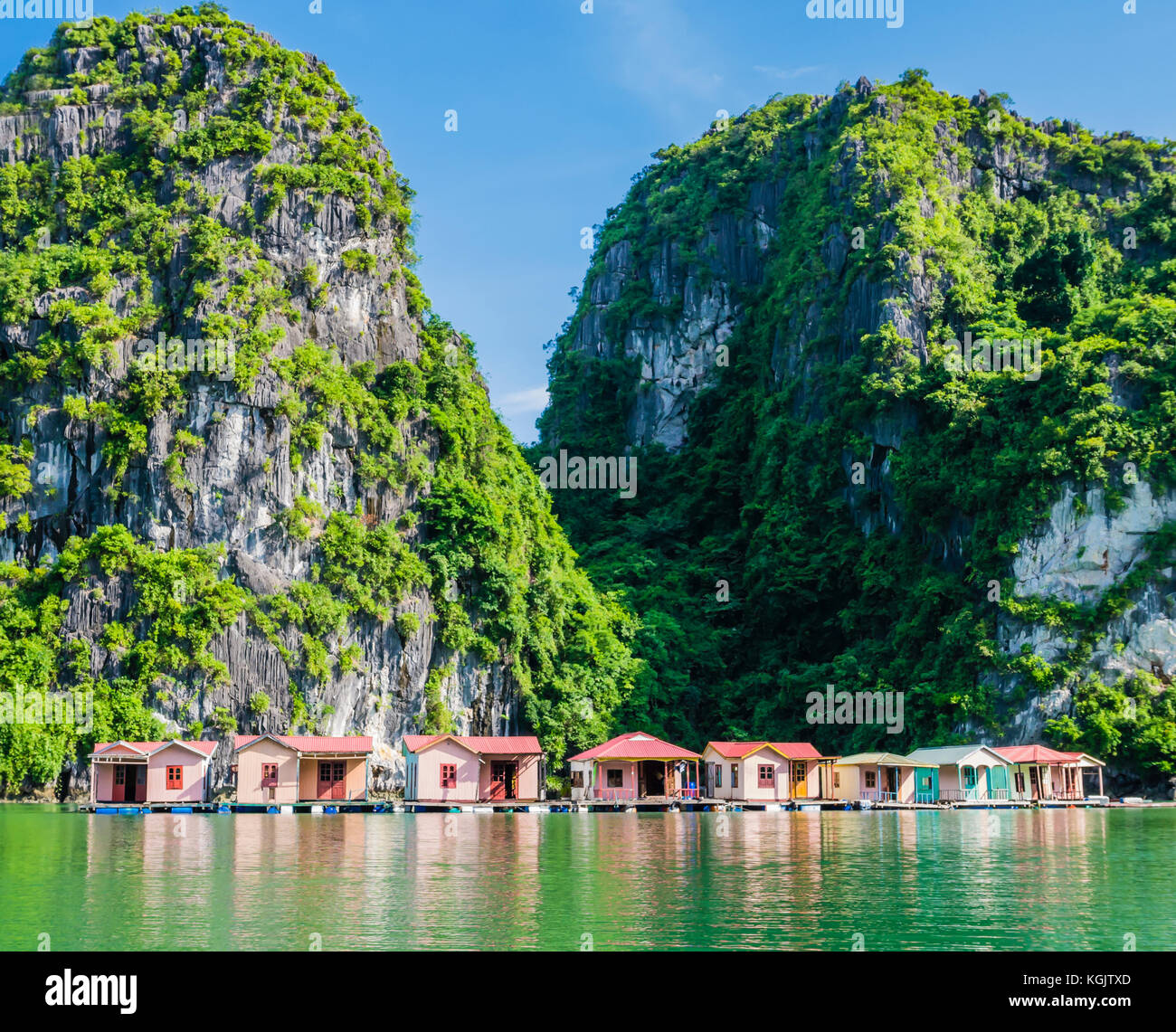 Schwimmende Fischerdorf mit Rock Island im Hintergrund, Ha Long Bay, Vietnam Stockfoto