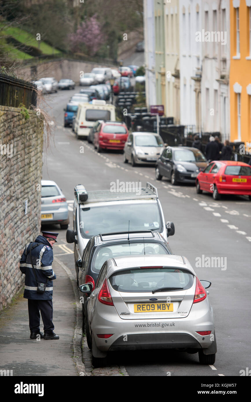 Ein verkehrspolizist prüft Autos auf cornwallis Halbmond in Bristol, Großbritannien Stockfoto