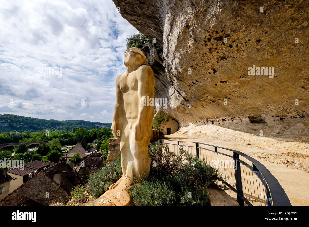 Statue des prähistorischen Menschen Homo Neanderthalensis Musée National de Nîmes Nationalen Museum für Urgeschichte Les Eyzies de Tayac Dordogne Frankreich Stockfoto
