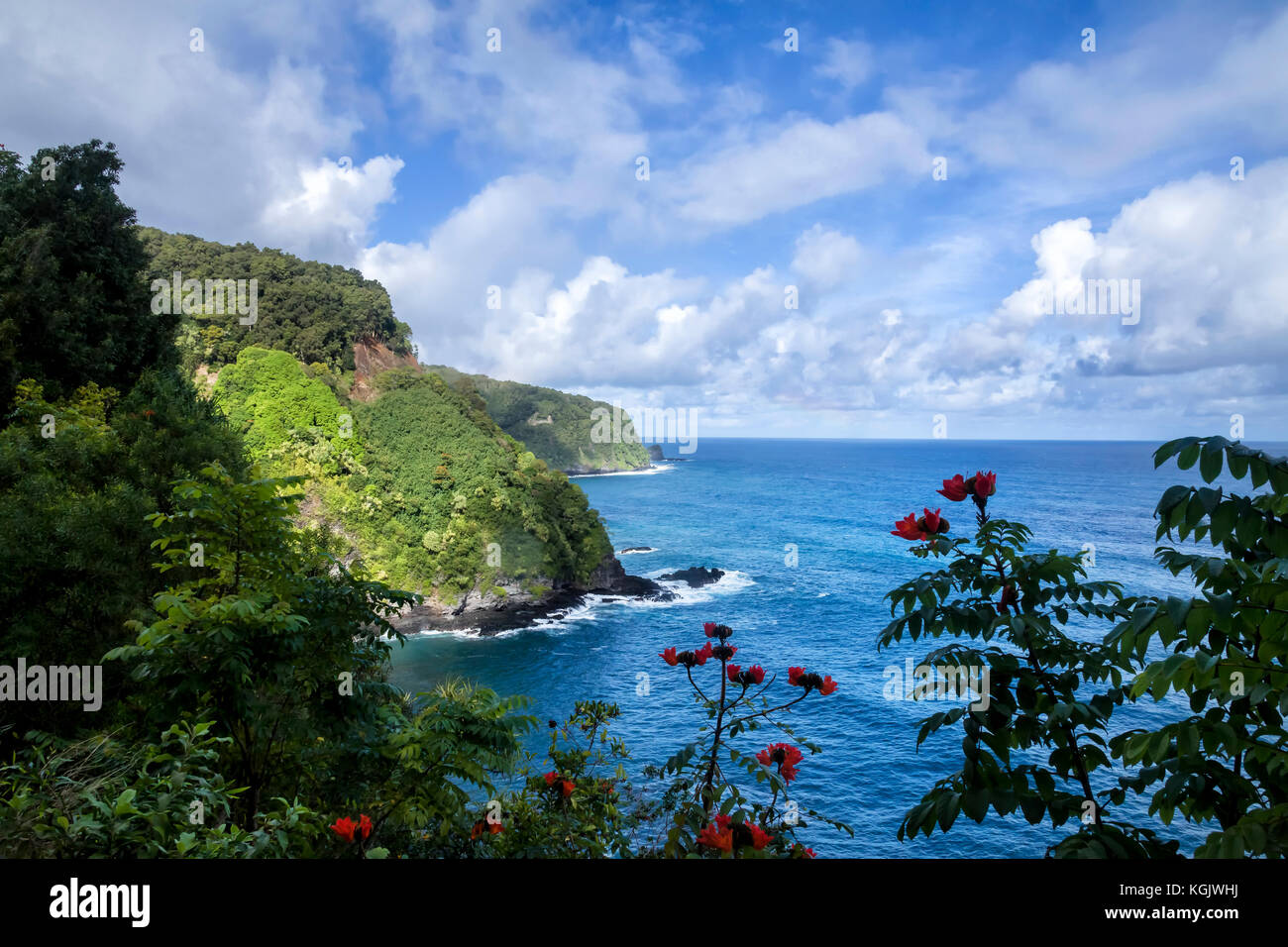 Hana Road ist eine lange, kurvenreiche, die in Kahului, hi und endet in Hana starten, Hi auf der Insel Maui, die Straße mit schönen Wasserfall, spektakuläre Stockfoto